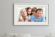 Familieposter aan de wand in de woonkamer