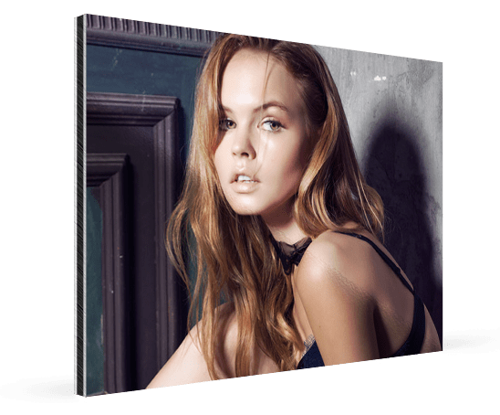 Foto op aluminium met jong model