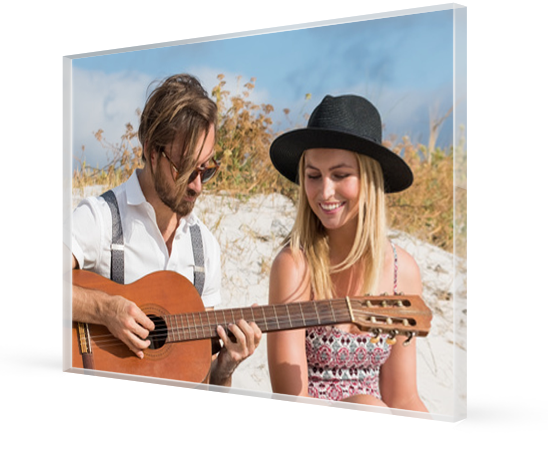 Foto op plexiglas met paar op strand en gitaar