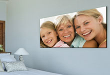 Foto op plexiglas van familie boven een bed