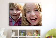 Kinderkamer met lachende kinderen van dichtbij op plexiglas