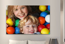 Woonkamer met broer en zus met ballonnen op aluminium
