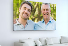 Woonkamer met foto van vader en zoon op plexiglas