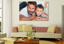 Woonkamer met vader en zoon op plexiglas